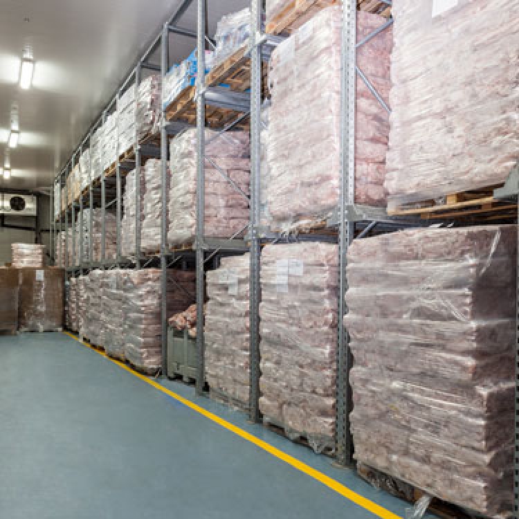 Холодильный склад. Холодильник мясокомбината. Хранение сырья. Условия хранения мясных полуфабрикатов таблица. Хранение сырья и полуфабрикатов.